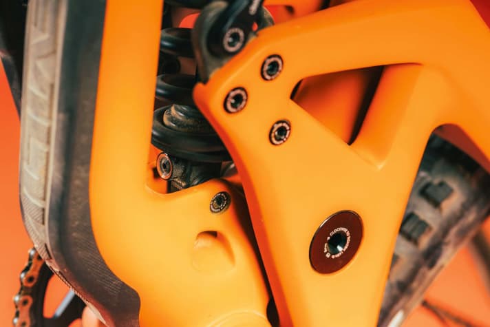 Misconstruction: The adjustment screw for the high-speed compression damping is hidden behind the rear triangle and is barely accessible.