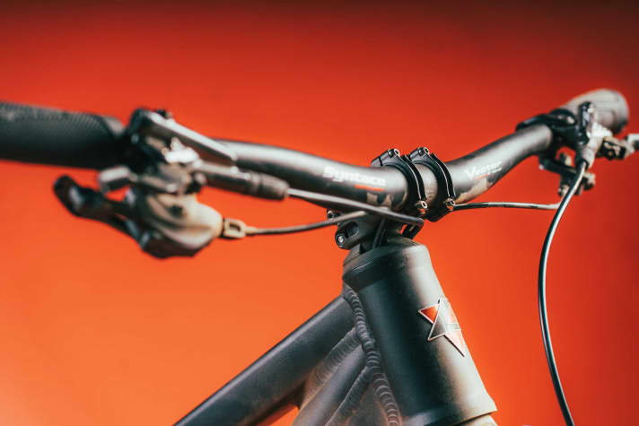 On the 303, cables and lines run from the handlebars through the headset directly into the inside of the frame.