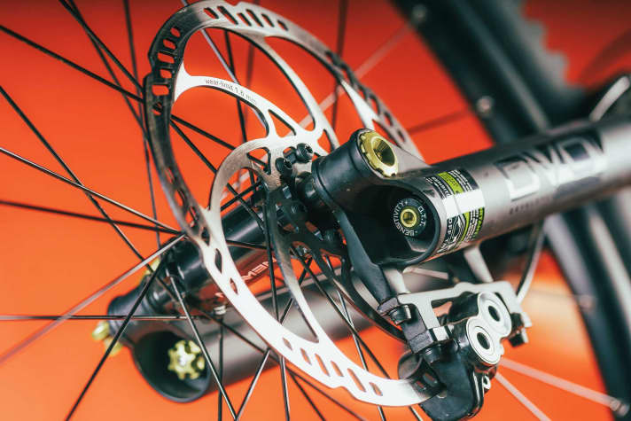 Um das Ansprechverhalten zu optimieren, lässt sich via Inbus die Vorspannung der Stahlnegativfeder anpassen.