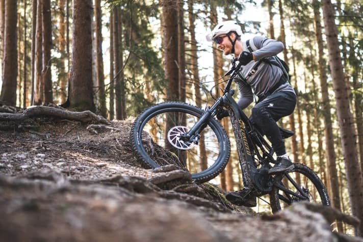Die 90 Newtonmeter des Brose-Antriebs schieben das Specialized auch steile Rampen locker hinauf.