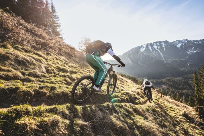 Vollgas und Sprungeinlagen bergab kann das Specialized Turbo Levo Alloy besonders gut.