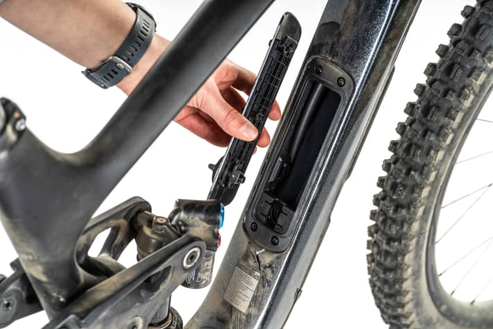 Storage compartments replace a rucksack or hipback on short rides. A tube, pump and tool can be stowed in the down tube of the Reign.