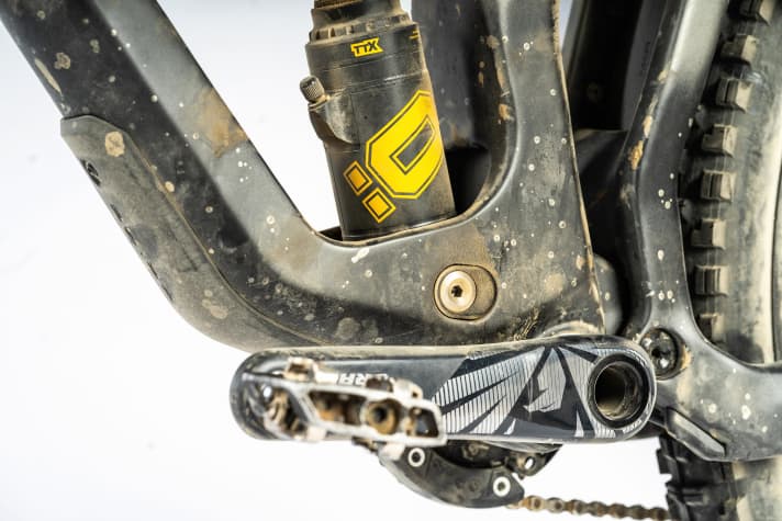 Fine, velvety, Thunderflash: The Öhlins suspension provides a lot of comfort. If you want, you can also fit a steel spring damper thanks to a special mount.