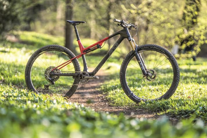 Einfach anders: das Arc8 Evolve FS mit neuartiger Dämpferanlenkung, Geometriedaten abseits jeder Norm und dazu noch federleicht.