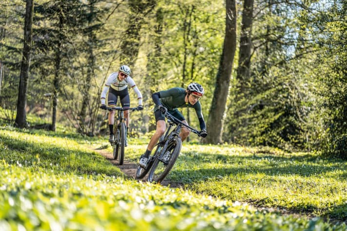Keine Gnade für die Wade: Um den drei Racefullys adäquat auf den Zahn zu fühlen, scheute unsere Test-Crew keine Anstrengung. Im Bild versucht BIKE-Tester und Lizenz-Racer Thomas Weschta, den Weltmeister Paul Schehl abzuschütteln.