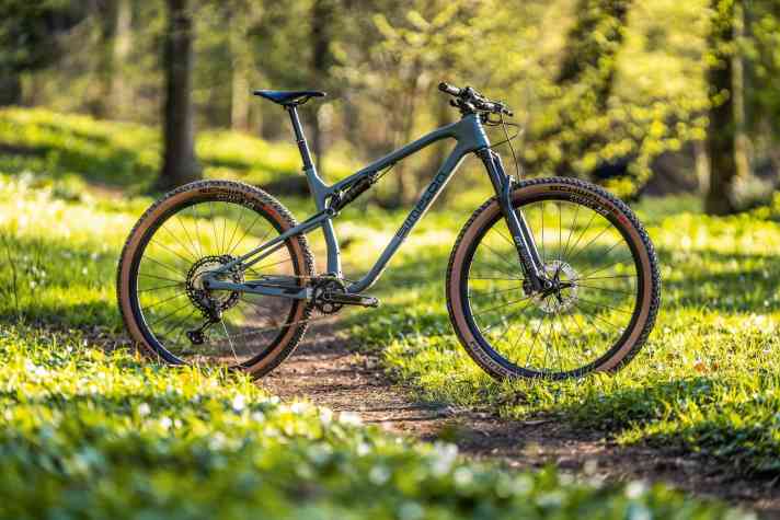 <a href="https://www.bike-magazin.de/fahrraeder/mountainbike/cross-country-bikes/test-racebikes-2023-simplon-cirex-120-xt-im-test/" target="_blank" rel="noopener noreferrer">Eines der aktuellen Bikes von Simplon: das Simplon Cirex 120 XT</a> | Foto. Max Fuchs