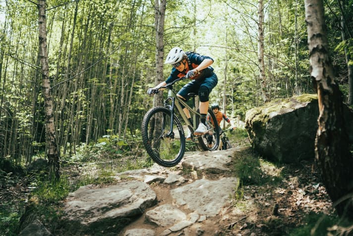 BIKE-Redakteur Jan Timmermann hat nach einer schweren Knie-Verletzung ein erhöhtes Arthrose-Risiko im linken Bein. Dank gezielt trainierter Muskulatur kann er trotzdem auf einem Hardtail durchs Steinfeld fahren.
