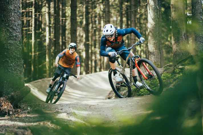 Sogenannte Flowtrails finden sich in fast jedem Bikepark. Mit der richtigen Technik können hier Biker unterschiedlichster Könnensstufen in den Flow kommen.