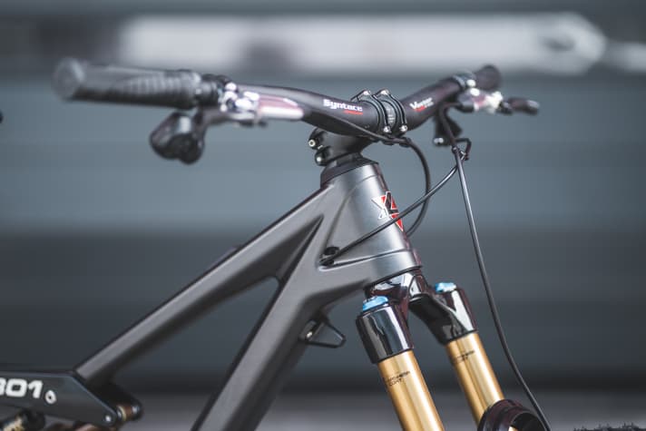 The KIS steering system is hidden in the head tube of the new carbon Liteville.