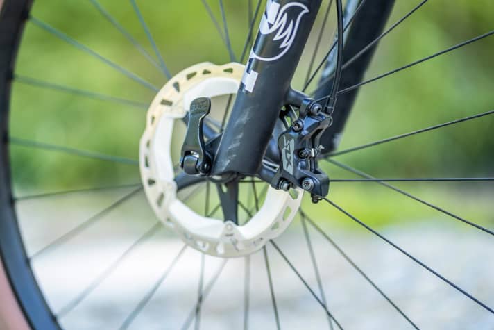 Die SLX-Stopper mit Vierkolben-Bremszange und hochwertigen Scheiben packen kraftvoll zu.