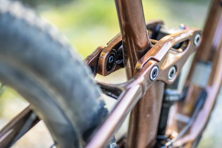 The steering angle, seat angle and bottom bracket height can be adjusted using a flip chip. The low position lowers the Giant by a whole centimetre.