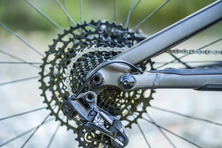 Sram's NX shifts conspicuously slowly and only offers a very low bandwidth of 454 per cent.