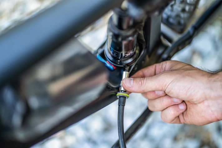 Das Dämpferventil sitzt so nah am Rahmen, dass sich nicht jede Pumpe anschließen lässt. Durch die umgedrehte Dämpferposition ist der Plattformhebel kaum erreichbar.