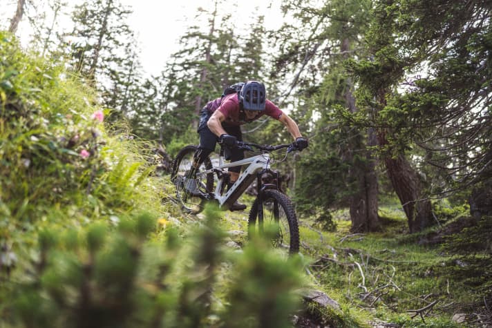 Fühlen sich richtig wohl, wenn es bergab geht: Das Vitus E-Mythique LT und EMTB Testfahrer Christian Schleker.
