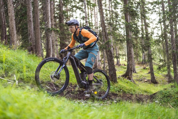 Bergauf fährt das Render AL 8.0 unkompliziert - erst sehr steile Rampen und technische Sektionen bringen das Bike in Schwierigkeiten.