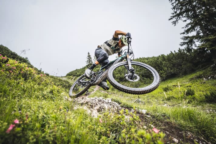 Sorry, Mr Schleker, but we've seen you scrub over off-road waves on a bike in a more relaxed manner. To be fair: yes, the Moustache can also do flying manoeuvres. However, the bike's strengths lie elsewhere.