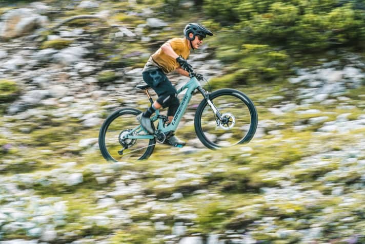 EMTB-Tester Christian Schleker bei der Arbeit.