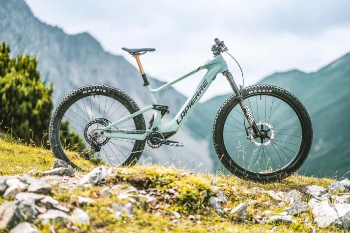 The Lapierre E-Zesty AM Ltd. 2023 weighs in at a slim 18.15 kilos.