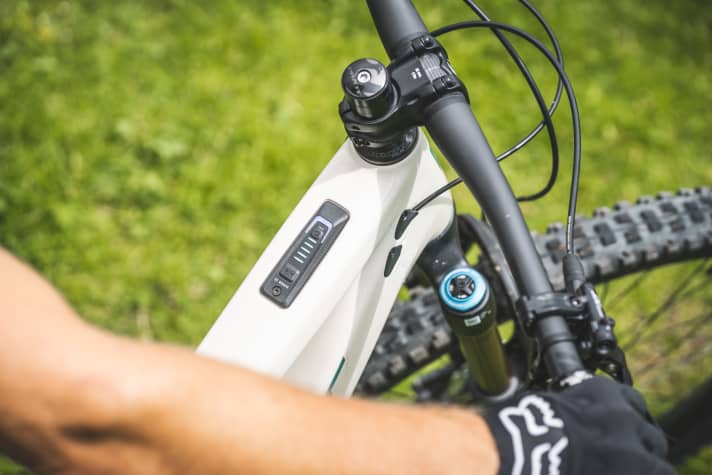 Bosch Systemcontroller: Kleine Digitalanzeige für Akkustand und Unterstützung im Oberrohr.