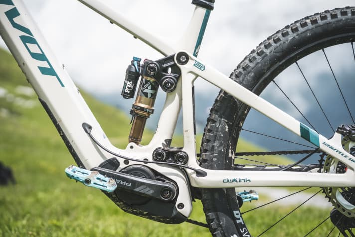 DW-Link-Hinterbau mit 148 Millimeter Hub. Das feste hintere Rahmendreieck aus Carbon wird über zwei separate Wippen angelenkt.