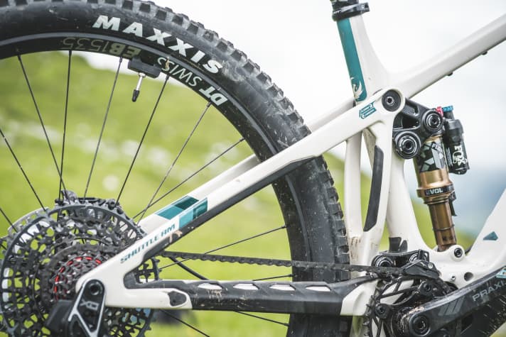 The Pivot Shuttle AM has a flip chip on the upper rocker for 0.5° geometry adjustment.