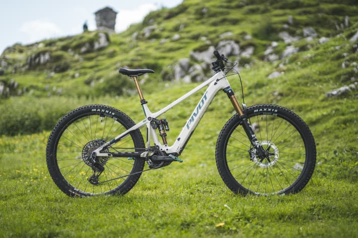 Das brandneue Pivot Shuttle AM Pro X0 Eagle Transmission: Bosch Performance CX // Powertube 750 // 160/148 mm Federweg // 29er-Laufräder // 22,3 Kilo // 12.199 Euro