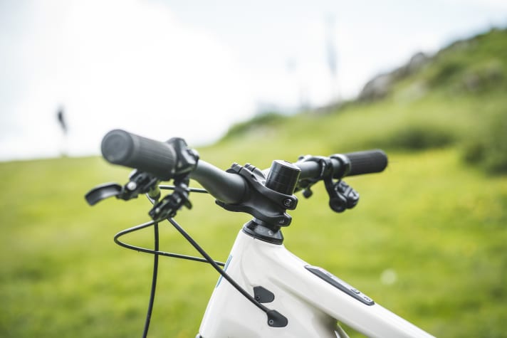 The high front on the Shuttle AM is character-building. Too bad: If you like it lower, you can hardly counteract this. This is because the handlebars already have little rise as standard. And we had almost completely removed the spacers under the stem for the test. If you like a low cockpit, you'll have to go for the smaller frame.