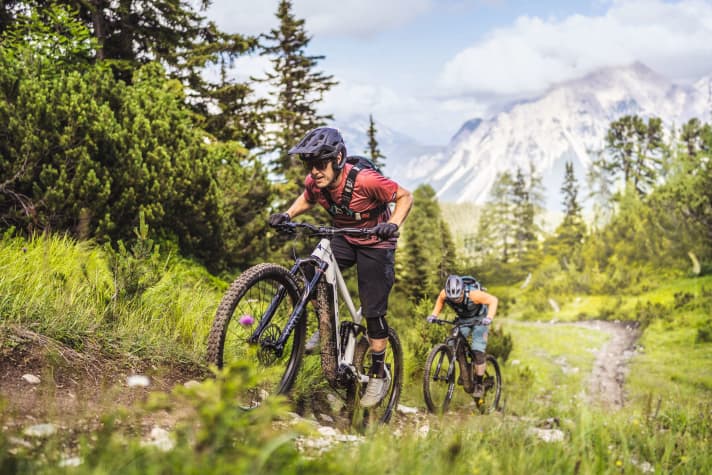 Der Bafang M510 im Bike von Vitus (vorne) liefert satte Power.