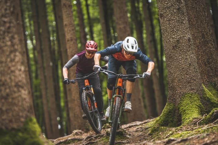 Nachdem den Gabeln im BIKE-Testlabor auf den Zahn gefühlt wurde, mussten sie sich einem umfangreichen Praxistest stellen. Verbaut in identischen Bikes lieferten sich die Konkurrentinnen knallharte Duelle.