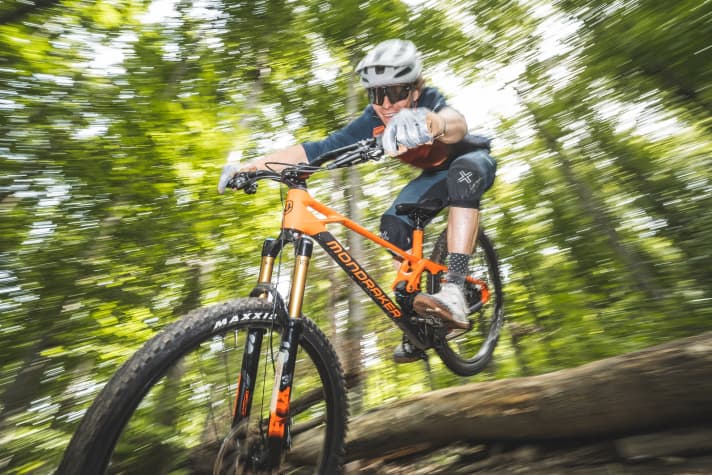 Mountain bikers have to cope with a lot of stress on the cockpit. Our test shows that special comfort products can help, but they don't work miracles.