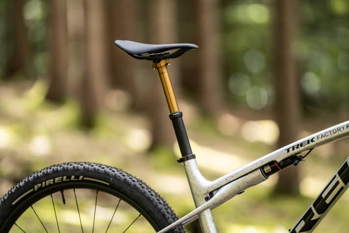 Alle Modelle des Trek Supercaliber 2024 kommen mit versenkbarer Sattelstütze. An unserem Testbike stellt die Fox Transfer SL 125 Millimeter Verstellbereich zur Verfügung.