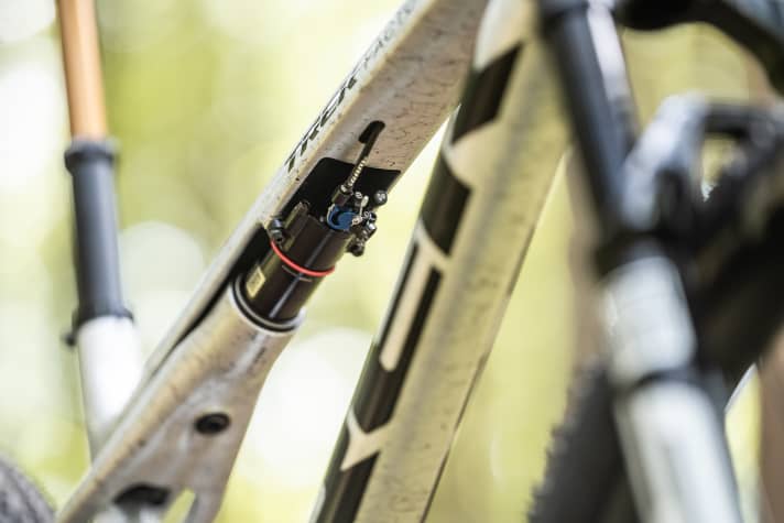 Die vordere Befestigung des Dämpfers ist schlanker geworden. Mittels Drehgriff lässt sich das Federbein gleichzeitig mit der Rockshox Sid SL Federgabel sperren.