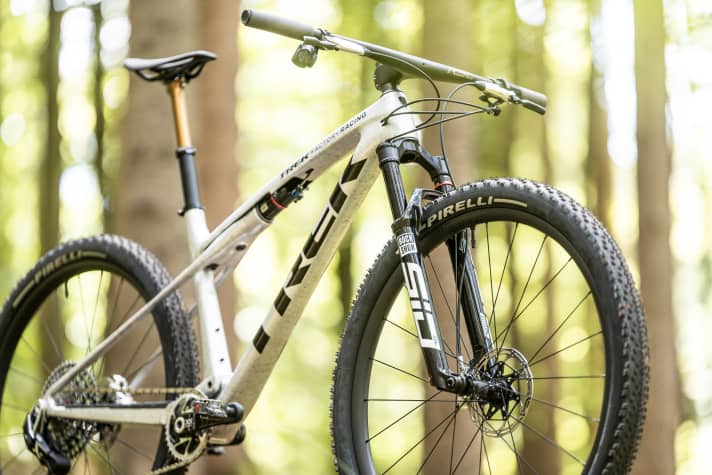In Sachen Ästhetik lässt Trek wie gewohnt nichts anbrennen. Schönheit hat jedoch ihren Preis - im Falle des Trek Supercaliber 9.9 XX AXS Gen 2 sind das 11.499 Euro.