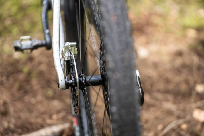 The floating brake mount is designed to decouple the deceleration forces from the chassis. In practice, the braking performance feels good, but is quickly limited by the small 160 millimetre brake discs.