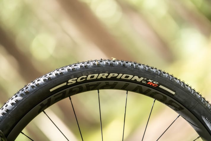 Schnell, aber bei Nässe auch schnell überfordert: die 2,2 Zoll breiten Pirelli-Reifen.