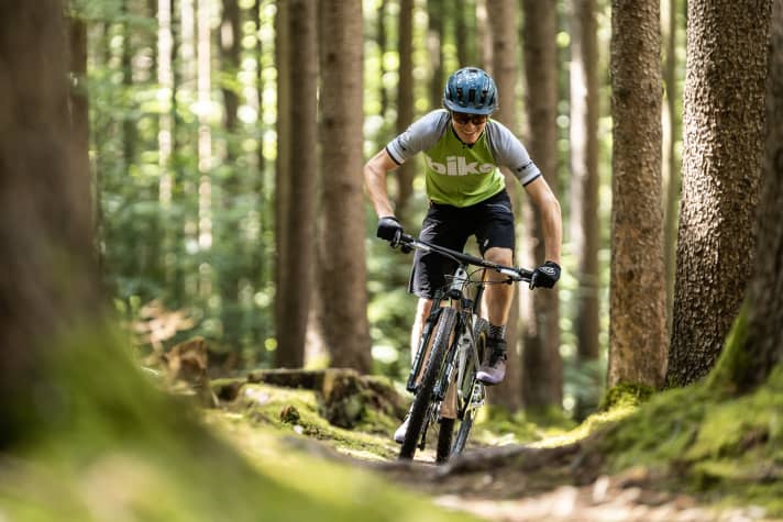 The acceleration of the 9.86-kilo Trek Supercaliber 9.9 puts a smile on the face of cross-country racers.