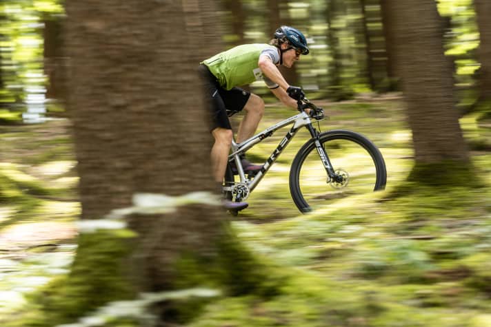 (Almost) faster than the photographer's finger on the trail: the Trek Supercaliber Gen 2 Cross-Country-Fully.