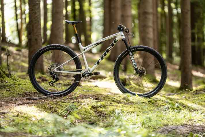 With its semi-integrated shock absorber, the Trek Supercaliber has a high recognition value.