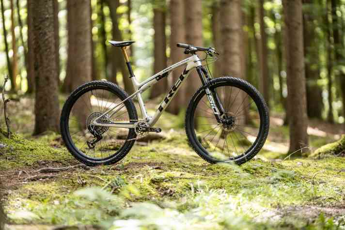 The name Trek Supercaliber stands for racing like no other bike of the last five years. Short suspension travel and a super-light frame make for an explosive mix.