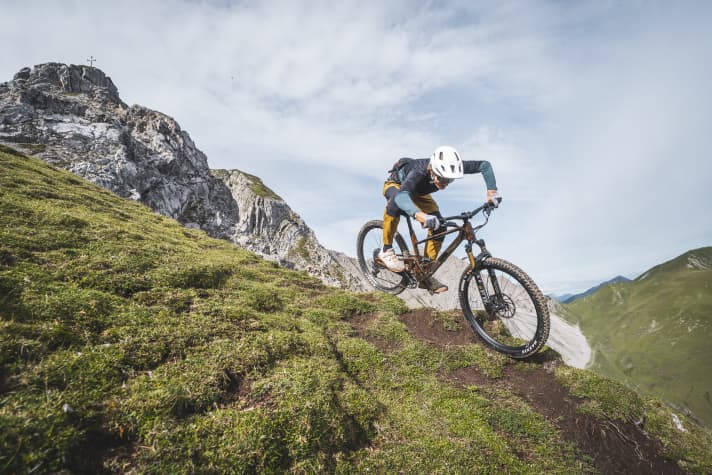 Mit einem 63,3 Grad flachen Lenkwinkel können sich Enduro-Biker auf dem Scor 4060 mit viel Hingabe in die Abfahrt schmeißen.