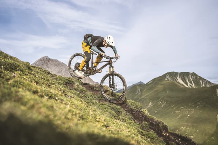 Just like on an alpine enduro trail, the price curve for some bikes is currently heading steeply downhill.