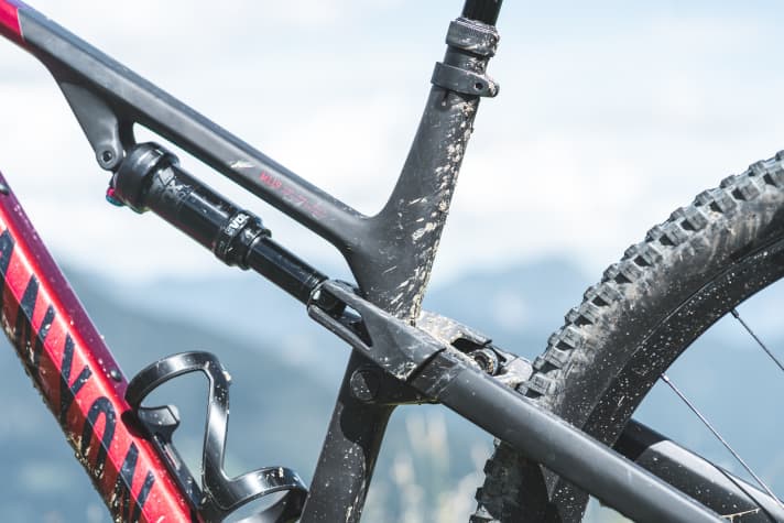 The 140 millimetres of travel of the Canyon Neuron trail bike can be utilised very well.