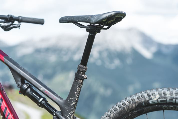 Die lange, hauseigene Canyon-Vario-Stütze lässt sich im Hub um 25 Millimeter reduzieren.