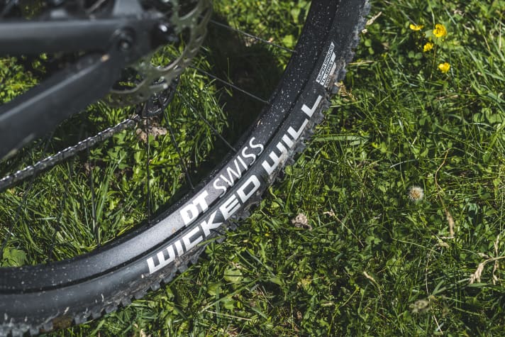 The Schwalbe Wicked Will rear tyre on the Canyon Neuron CF rolls fast, but offers limited puncture protection and grip.