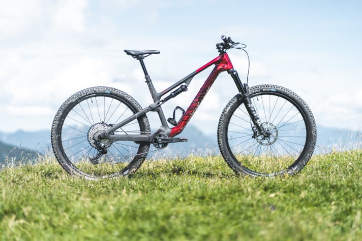 BIKE-Tipp Preis-Leistung: Das Canyon Neuron CF 8.0 für 2999 Euro. BIKE-Testurteil: Sehr gut - 192,8 von 250 Punkten