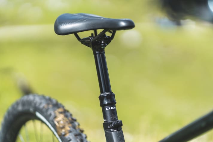 Trotz super kurzem Sitzrohr hat die Cube-Vario-Stütze am Stereo One44 nur 150 Millimeter Hub. Zudem arbeitet sie nur schwergängig.