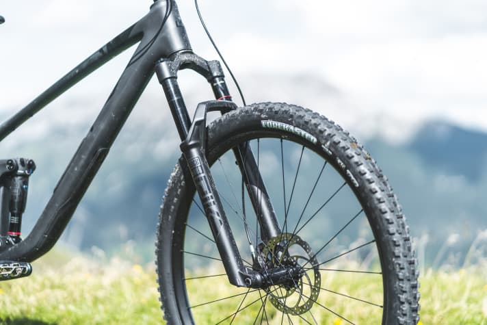 Um den hohen Preis der Carbon-Rahmen auszugleichen, gönnen Specialized, Cube (im Bild)  und Rose ihren Bikes nur Gabeln, beziehungs­weise Dämpfer der untersten Güteklasse.