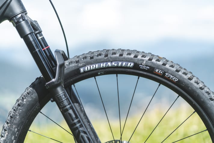 Die 2,35 Zoll breiten Maxxis Fore­kaster des Cube Stereo fallen schmal aus. Mit Nässe ist ihr zahmes Profil überfordert.