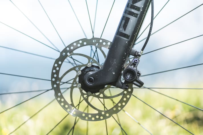 Die einfachen Zweikolbenbremsen von Magura am Cube Stereo One44 C:62 Pro erfordern hohe Handkräfte.