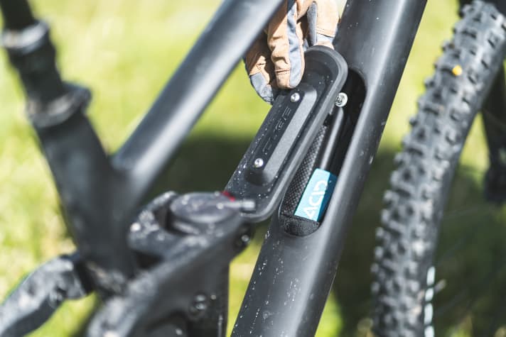 Detailreiche Rahmen aus Carbon sind teuer, legen aber den Grundstein für ein leichtes und funktionales Bike. Rose, Specialized und Cube (im Bild) setzen auf Kohlenstoff, sparen aber am Fahrwerk.